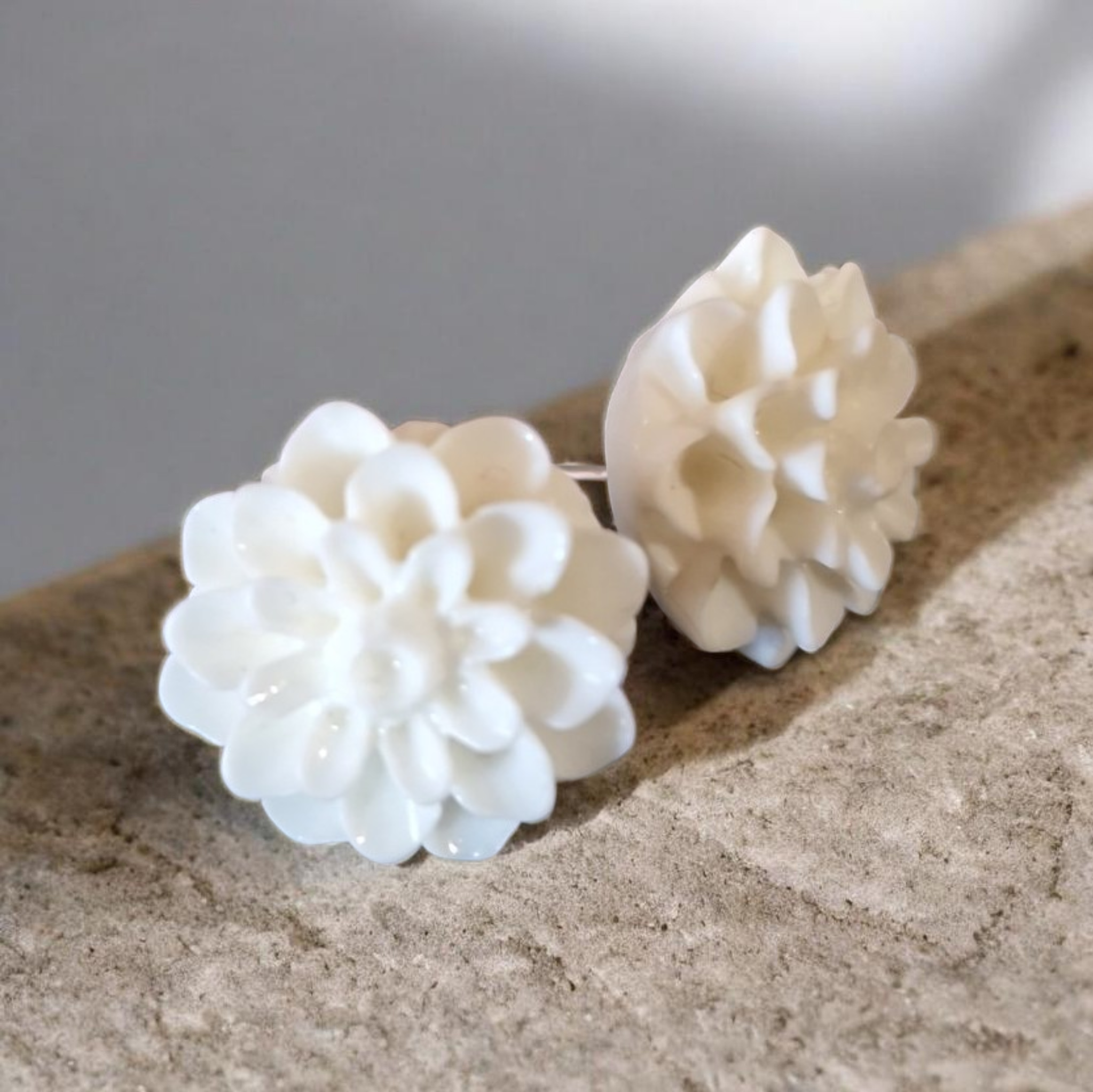 Floral studs (White)